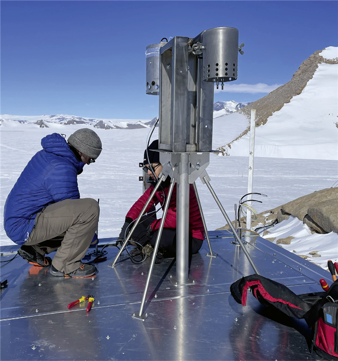 Wissenschaftler stellten einen automatischen Probennehmer auf, um in der Atmosphäre vorhandene flüchtige organische Verbindungen zu sammeln und zu untersuchen. © International Polar Foundation