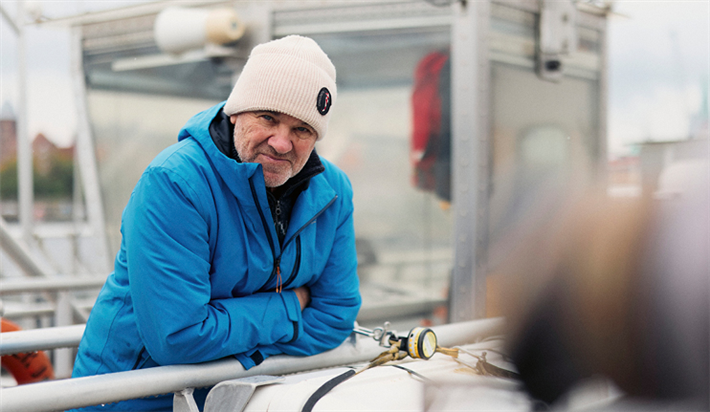 Günther Bonin auf dem Müllsammelschiff 'Seekuh' in Lübeck, April 2024 © Patrick Pollmeier