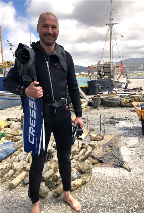 Alexis Katechakis engagiert sich im Vorstand der UN-Ozeandekade in Deutschland und unterstützt regelmäßig die NGO Aegean Rebreath bei ihren Missionen am, auf und unter Wasser. © Alexis Katechakis
