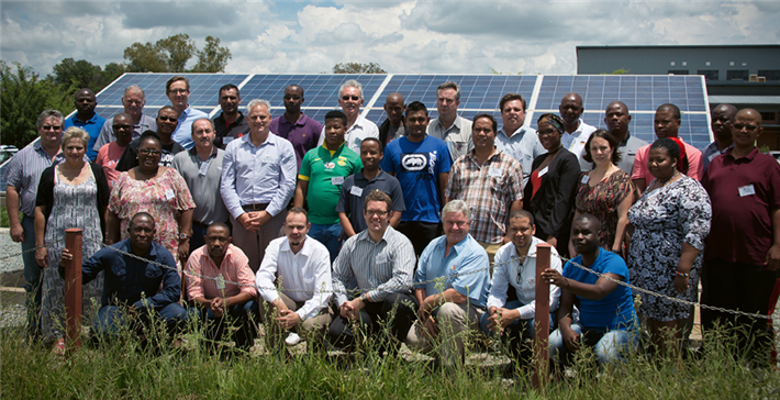 Die SUNfarming Gruppe ist ein international aufgestelltes Familien- Unternehmen. Über 100 Mitarbeiter*innen arbeiten in über 15 Ländern daran, die notwendige Energiewende mit Öko- und Agri-Solarparks inklusive innovativen Doppelnutzungskonzepten voranzutreiben.© Sunfarming