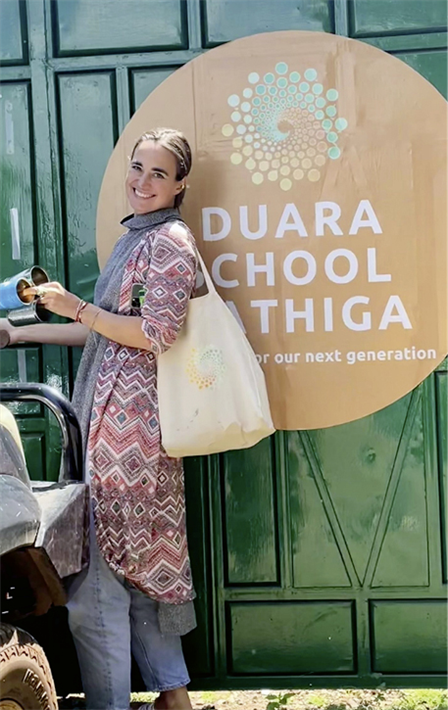 Victoria Peill vor der Schule in Gathiga, der ersten Duara Microschule, gegründet im November 2023. © Duara