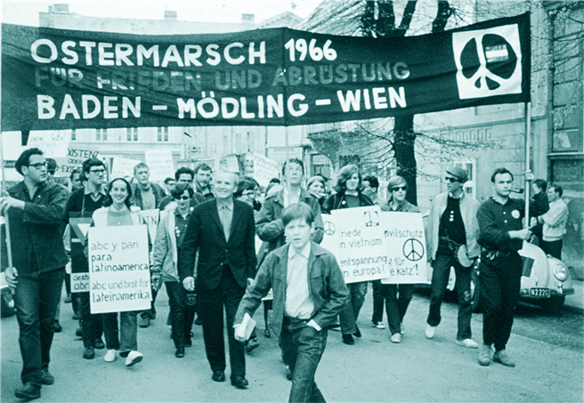 Robert Jungk war Sprachrohr einer Generation. Auch vor Sitzblockaden und Demonstrationen schreckte er nicht zurück. © JBZ-Archiv