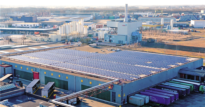 Solare Eigenverbrauchsanlage der Heineken Brauerei in Wieckse, Niederlande – 921 kW – 855.000 kWh/Jahr – 3.683 Solarmodule © REC