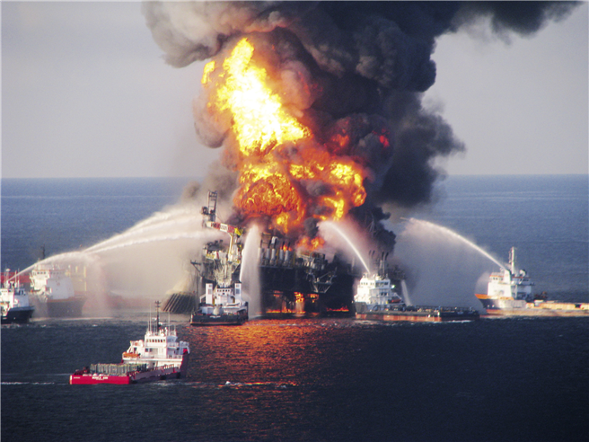 Inferno Deepwater Horizon: BP hat Rückstellungen von 41 Milliarden Dollar für diesen Unall gebildet. Die Huffington Post schätzt den Gesamtschaden auf bis zu 90 Milliarden Dollar. © US Coast Guard 