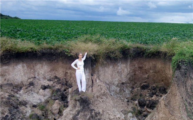 Die prominente Fernsehköchin Sarah Wiener zeigt gravierende Erosionsschäden durch Monokulturen. © Colabora / Bernward Geier