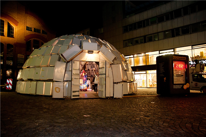 Die Installation 'Stromfresser' (2010) von Ralf Schmerberg & entega soll zum Nachdenken über den bewussten Umgang mit Strom anregen © entega 2011