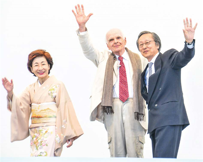 Masami Saionji, Ervin Laszlo and Hiroo Saionji: the initiators of Fuji-Declaration at the inauguration ceremony at Fuji Sanctuary. © Tatsuru Nakayama