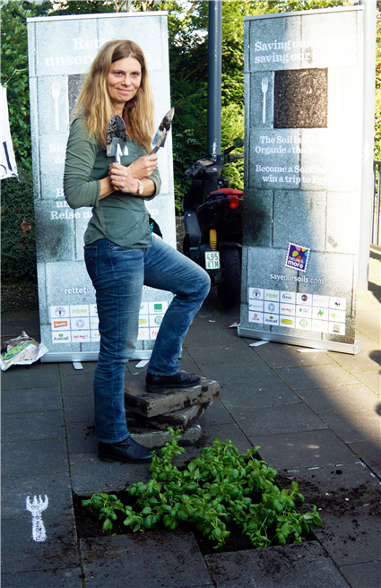 Sarah Wiener ist Bodenpatin und engagierte Unterstützerin der Kampagne Save Our Soils. © Save Our Soils