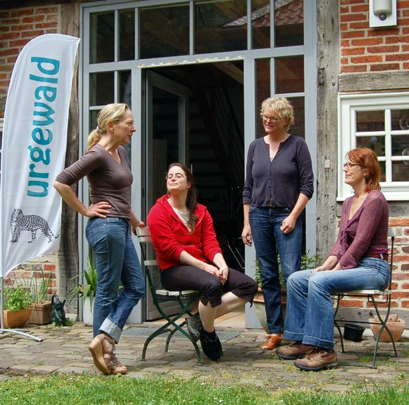 Vor der urgewald-Zentrale in Sassenberg: Andrea Soth (l., Geschäftsführerin Finanzen) und Heffa Schücking (r., Geschäftsführerin Strategie) zusammen mit den Campaignerinnen Katrin Ganswindt (2.v.l.) und Agnes Dieckmann (2.v.r.). // Foto: Annette Lübbers