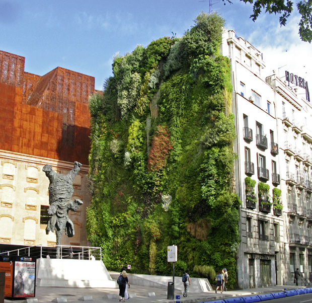 Patrick Blanc lässt Fassaden zu Kunstwerken werden, wie hier am Caixa Forum in Madrid. © cillas, Wikimedia Commons