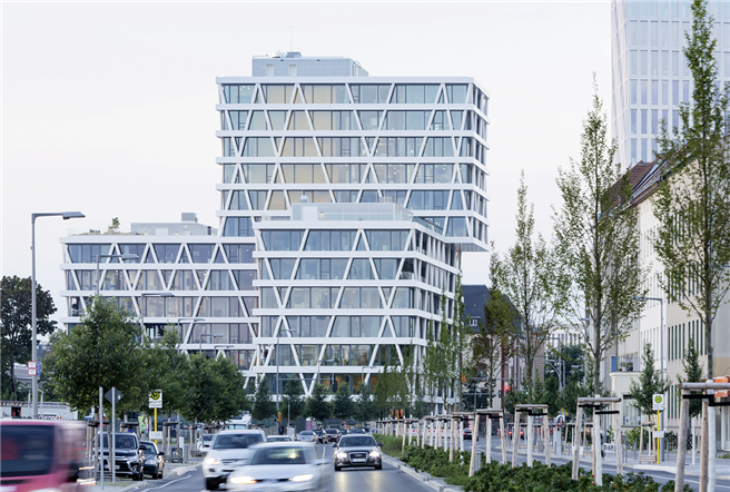 Dieses Gebäude erhielt als weltweit erstes die Auszeichnung ,DGNB Diamant': Das 50 Hertz Netzquartier in Berlin. Die Nutzung von Abwärme sowie Solar- und Windenergie sorgt dafür, dass der Primärenergiebedarf nur rund die Hälfte der EnEV-Anforderungen beträgt. © DGNB