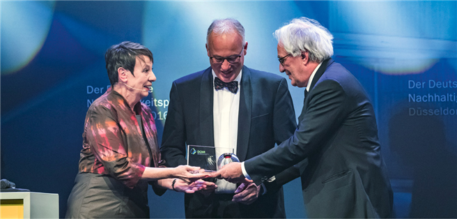 Seit 2013 wird der DGNB Preis für Nachhaltiges Bauen im Rahmen des Deutschen Nachhaltigkeitspreises vergeben. Im Jahr 2016 wurde unter anderem die Plusenergieschule im bayerischen Diedorf ausgezeichnet. © DGNB