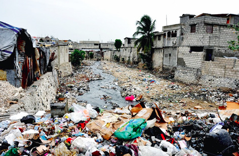 In der 'Plastic Bank' kann weggeworfenes Plastik gegen Strom fürs Handy, gegen Internetnutzung, Brennstoff für den Ofen oder auch gegen Bares eingetauscht werden. © Social Plastic 