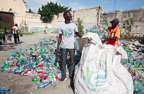 Haiti: Sammler der Initiative reinigen den Strand, geben das Plastik bei der Plastic Bank ab und erhalten hierfür eine Vergütung. Henkel ist Partner des Social Start-ups Plastic Bank und fördert drei Sammelstellen auf Haiti. ALDI Süd unterstützt Sammelstellen auf den Philippinen. © Social plastic