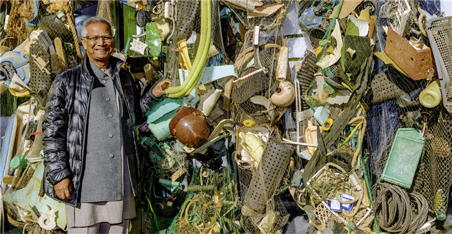 Friedensnobelpreisträger Prof. Muhammad Yunus fördert Social Business Lösungen, um Plastik in der Natur zu bekämpfen und seine Wiederverwertung zu fördern. © Grameen Creative Lab 