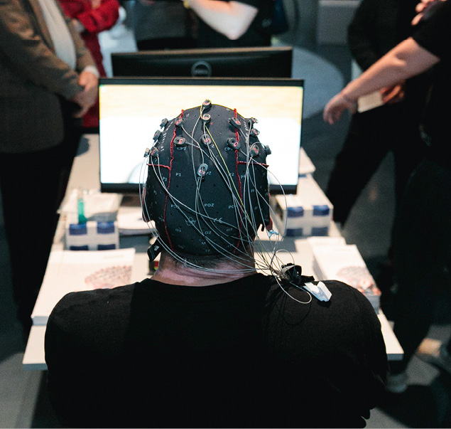 Mit dem 'Unicorn Brain Interface' lassen sich Haushaltsgeräte, Prothesen oder Roboter mit den Gedanken steuern oder Wörter sowie ganze Sätze am Computer 'schreiben'. © vog.photo