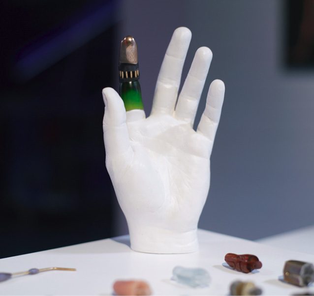  Ein maßgeschneideter künstlicher Finger gliedert sich perfekt an die restliche Hand an. The 'Alternative Limb Project' betrachtet Prothesen als Erweiterung nicht nur des Körpers, sonder auch der Persönlichkeit. © Robert Bauernhansl, Ars Electronica 
