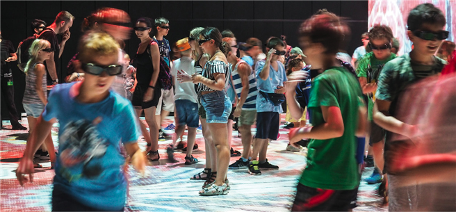 Unser Leben spielt sich immer mehr in digitalen Räumen ab. Mit der Virtual Reality Technologie lassen sich die neuen Realitäten interaktiv und mit allen Sinnen erleben. © Martin Hieselmair, Ars Electronica