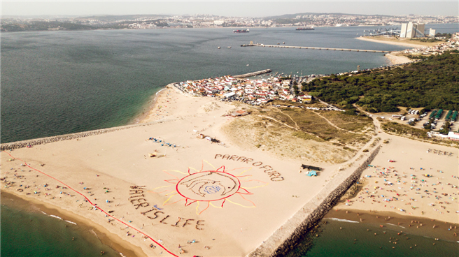 1.000 Menschen formen mit ihren Körpern eine Botschaft in den Strand vor Lissabon: Stoppt die Ölbohrung. Wasser ist Leben. © Tamera