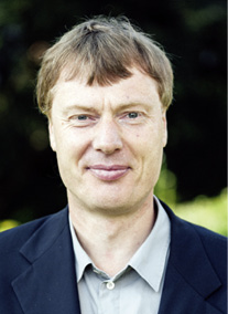 Friedel Hütz-Adams arbeitet seit 1993 als wissenschaftlicher Mitarbeiter für das SÜDWIND-Institut und hat Studien zu Wertschöpfungsketten veröffentlicht sowie Konferenzen dazu organisiert. Er engagiert sich bei VOICE, einem Netzwerk von Nichtregierungsorganisationen und Gewerkschaften, die zum Thema Kakao arbeiten. Er war darüber hinaus zwischen 2012 und 2017 Vorstandsmitglied des Forums Nach haltiger Kakao, einem Zusammen schluss von mehr als 70 Unternehmen, Nichtregierungs organisationen, Gewerkschaften, Forschungsinstituten und standard setzenden Organisationen. © Volker Hackmann