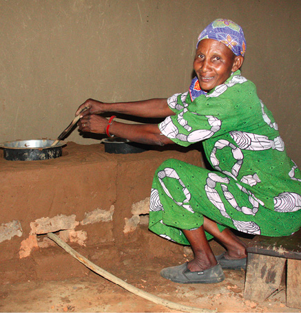 Eine Frau in Siaya kocht mit dem effizientem Kocher © Christoph Hemmerich