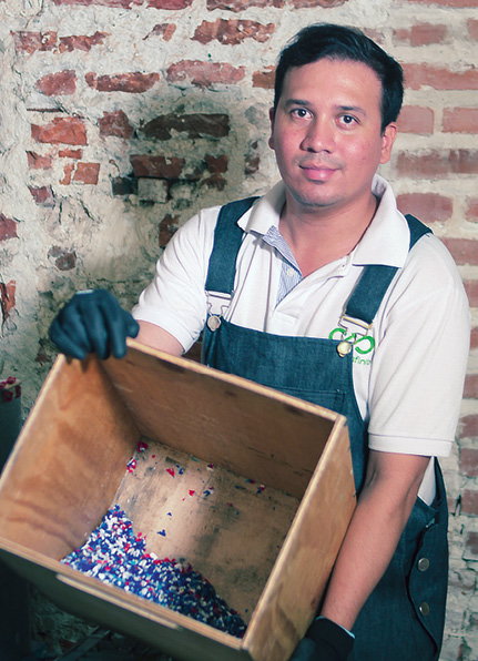  Neue Social Business Geschäftsmodelle verwenden den Abfall als Ressource. Somit ist nicht nur der Umwelt und unserer Gesundheit geholfen, sie sind auch eine nachhaltige Einkommensmöglichkeit für benachteiligte Menschen. © Grameen Creative Lab