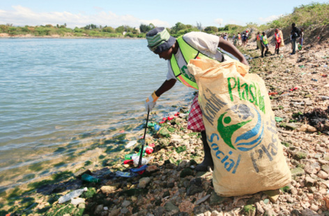 Durch das Plastiksammeln wird der Wert des Plastiks stärker ins Bewusstsein gerückt und Menschen mit einem sehr geringen Lebensstandard eine Perspektive geboten. © Social Plastic 