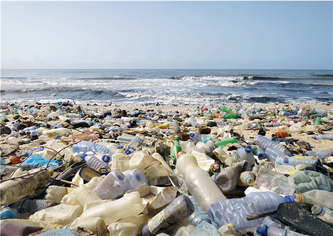 Pro Minute landet ca. eine LKW-Ladung Plastikabfall in unseren Meeren – Tendenz steigend. © Creative Commons