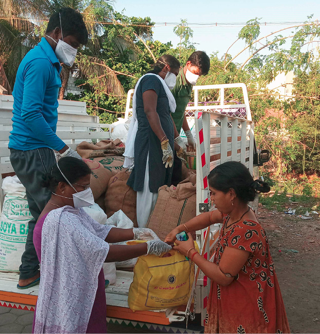 Mitarbeiterinnen von Social Awareness & Voluntary Education (SAVE) verteilen Lebensmittelspenden an Bedürftige. SAVE ist eine indische Menschenrechtsorganisation, die sich gegen Kinderarbeit und für die Verbesserung der Arbeitsbedingungen in den Spinnereien und Textilfabriken Südindiens einsetzt. © SAVE