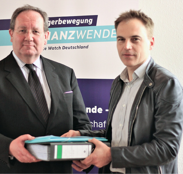 Unterschriftenübergabe durch Finanzwende-Vorstand Gerhard Schick an den Präsidenten der Finanzaufsichtsbehörde BaFin, Felix Hufeld. © Finanzwende