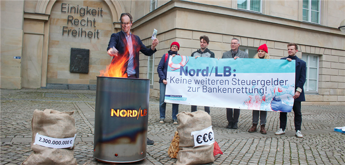 Finanzwende-Aktivisten beim Protest gegen die Rettung der Nord/LB vor dem niedersächsischen Landtag in Hannover. © Finanzwende