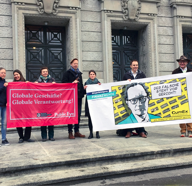 Solidaritätsaktion von Finanzwende für den Cum-Ex-Aufklärer Eckart Seith vor einem Gericht in Zürich. © Finanzwende
