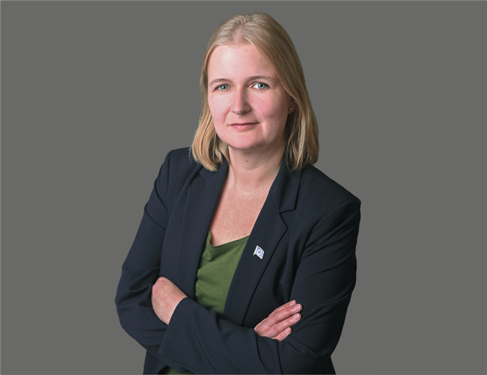 Marijke Mulder ist seit zehn Jahren in Projekten der politischen Bildung tätig. Bei FEMNET ist sie Koordinatorin für die Bildungs- und Beratungsprojekte des Vereins und leitet das neue Projekt zur Unternehmensbeschaffung. © FEMNET