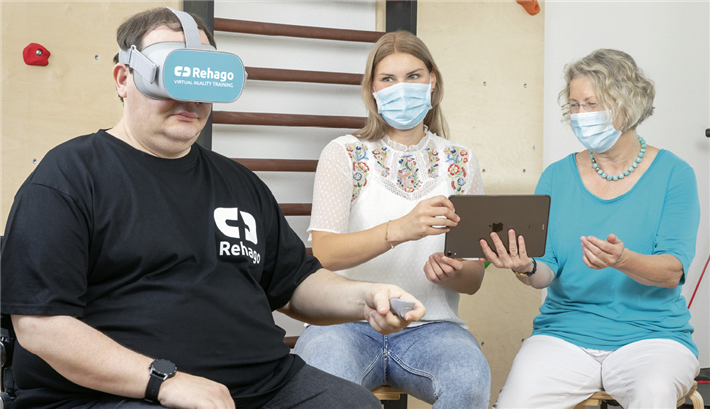 Schlüssel zum REHA-Erfolg: Markus Zuchowski beim Training in der Praxisgemeinschaft von Bettina Rösler und Denica Hnyk in Emmendingen. © Wolfgang Armbruster, Blendwerk Freiburg