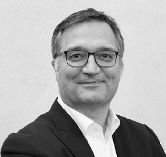 Prof. Dr. Carsten Baumgarth ist Professor für Markenführung an der Hochschule für Wirtschaft und Recht Berlin sowie Gründer und Vorsitzender des Beirats von BAUMGARTH & BAUMGARTH-Brandconsulting. Außerdem war er jahrelang Methodenpartner des Deutschen Nachhaltigkeitspreises in der Kategorie 'Deutschlands nachhaltigste Marke', ist Jury-Mitglied von Green Brands Germany und Mitgründer des Instituts für Nachhaltigkeit (INa). © Marketing For Future