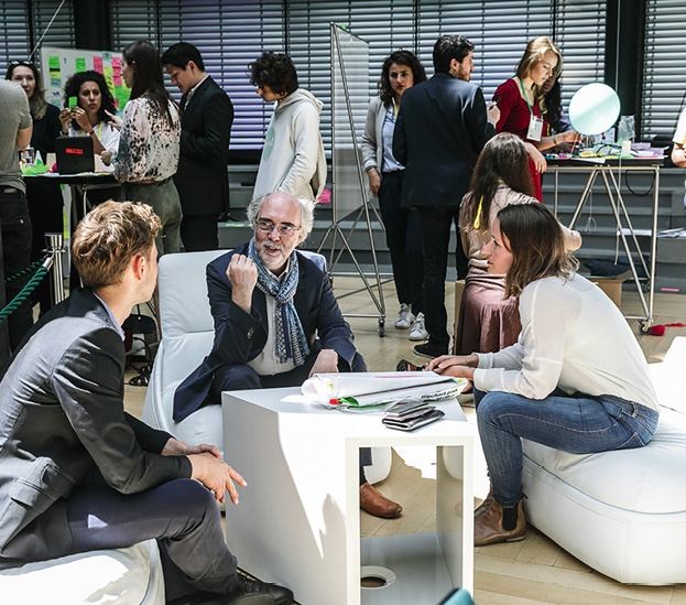 Design Thinking-Workshop mit 100 Young Global Changers aus 100 Ländern im Allianz Forum Berlin, Sitzgruppe Mitte: Peter Spiegel, Leiter WeQ Institute. © WeQ Institute