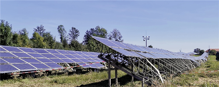 Tausende von Photovoltaik-Paneelen warten auf einem maroden Gerüst auf den Abbau. Viele wären noch perfekt für eine Second Life-Verwendung nutzbar und sind zum Wegwerfen viel zu schade. © Hans Fritz