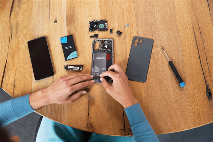 Langlebige Geräte sind robust und leicht zu reparieren und können über Jahre hinweg sowohl mit Ersatzteilen als auch mit Software-Updates unterstützt werden. © Fairphone