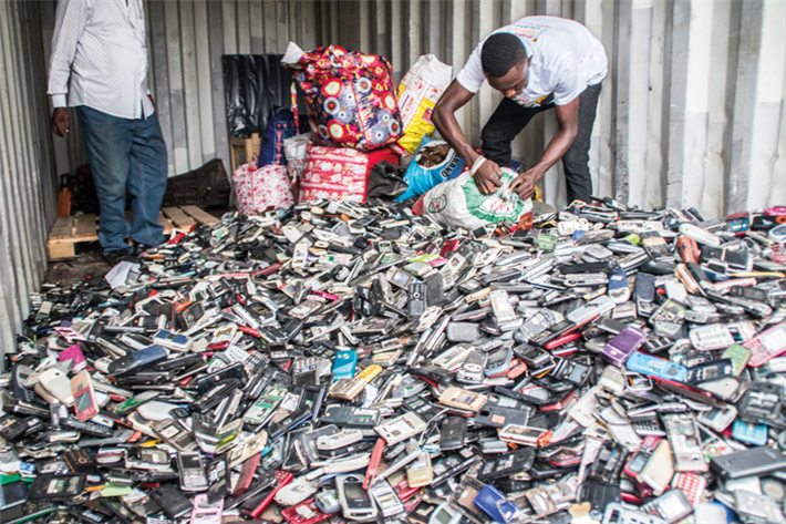 2019 wurden nur 17,4 Prozent des weltweit erzeugten Elektroschrotts nachweislich gesammelt und recycelt. Das Schicksal der restlichen 82,6 Prozent ist nicht dokumentiert. © Fairphone