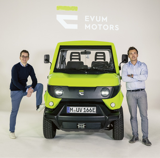 Dr. Martin Šoltés (links) und Sascha Koberstaedt haben mit ihrem visionären Forschungsprojekt aCar 2016 den Award in der Kategorie Sustainable Product & Mobility Concepts gewonnen. Das Fahrzeug mit der Grundidee, ein einfaches, robustes, vollelektrisches Nutzfahrzeug für Schwellenländer zu bauen, geht nun in Serie. © Evum Motors