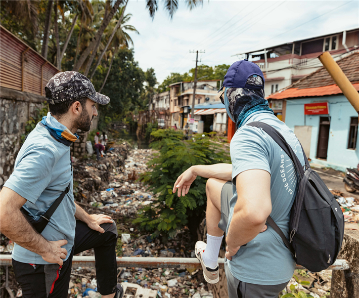 Das Plastic Fischer Team bei der Flussreinigung in Kanpur, Indien. © Plastic Fischer