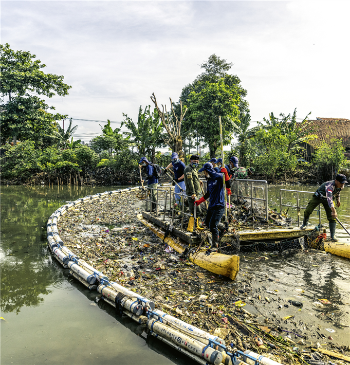 Plastiksammeln auf dem Citarum-Fluss in Indonesien. © Plastic Fischer