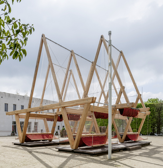 Highlight wird auf dem Museumsplatz: Vert- Holzbalkenkonstruktion von AHEC / DiezOffice / OMC°C, trägt nach seiner Begrünung zur Kühlung von Plätzen und zur Stärkung der Artenvielfalt in städtischen Umgebungen bei. . © David Ertl, 2025 