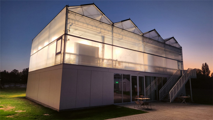 Ein vielversprechendes Projekt zur nachhaltigen Nahrungsmittelerzeugung: der Cubes Circle der Humboldt- Universität Berlin. Hier werden Fische, Gemüse und Insekten in einem ressourcenschonenden Kreislaufsystem produziert. © Humboldt-Universität zu Berlin