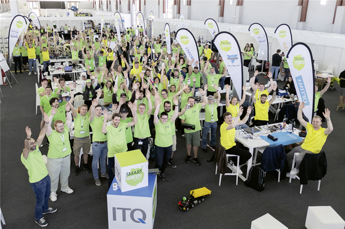 Professoren, Studierende und Praktiker aus Unternehmen arbeiten gemeinsam an Lösungen für Morgen. Technik wird so zum Werkzeug für Zukunftsgestaltung. © ITQ GmbH