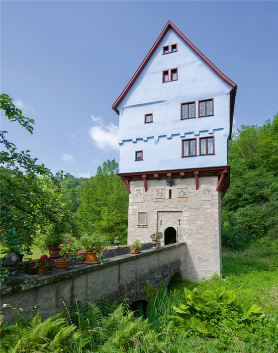 Das Topplerschlösschen steht im Garten der Familie Boas, die das Denkmal aus dem 14. Jahrhundert erhält. &copy; RTS, Bode