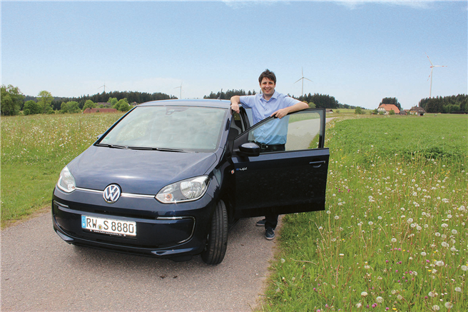 Christian Schneider ist stolz auf den ersten „Elektro-Dienstwagen