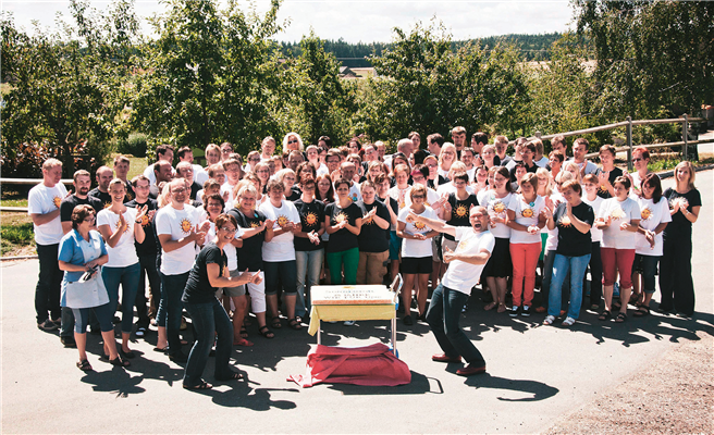 Das SONNENTOR-Team feiert gemeinsam das 25-jährige Bestehen des Unternehmens. Da wächst die Freude. © Sonnentor