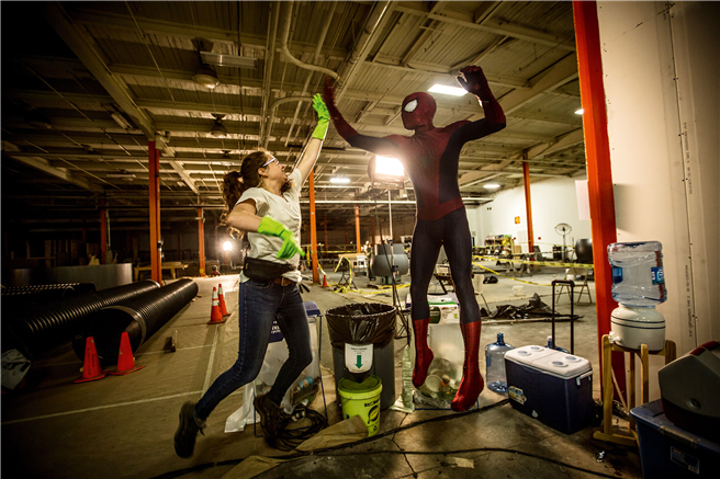 Emellie O‘Brien ging Spider-Man beim Dreh als Eco-Supervisor zur Hand. Die Bilanz: Über 750 Tonnen Müll wurden recycelt. © Niko Tavernise