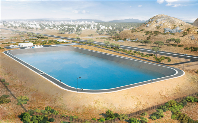 Für das Reservoir wird zunächst Erde ausgehoben, anschließend mit einer Schutzfolie ausgekleidet und mit Wasser befüllt. © ContiTech